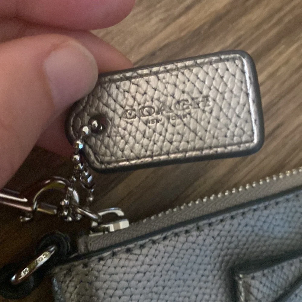 TURNLOCK BOW CORNER ZIP WRISTLET IN PATENT LEATHER (COACH F64648)SILVER/GUNMETAL